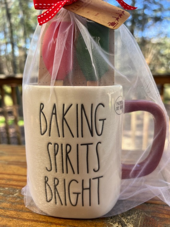 RAE DUNN BAKING SPIRITS BRIGHT Spatula Gingerbread Mug Set NWT NEW - Picture 2 of 10